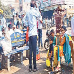 Uttar Pradesh – ఇద్దరు ఆకతాయిలు అటుగా వస్తున్న రైలు ముందుకు తోసేశారు….