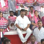 ఆకాశం నుంచి పడిన మంత్రపు పెట్టె.. రూ.50కోట్లంటూ..